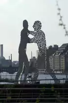 Die Skulptur Molecule Man steht in der Spree zwischen Elsenbr�cke und Oberbaumbr�cke nahe dem Schnittpunkt der drei Ortsteile Kreuzberg, Alt-Treptow und Friedrichshain. Der Molecule Man ist ein Berliner Monumentalkunstwerk, das im Mai 1999 von dem amerikanischen Bildhauer Jonathan Borofsky geschaffen wurde. Aufnahme: 1. Mai 2008.