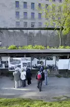 Die Gedenkst�tte �Topographie des Terrors� in Berlin. Im Hintergrund: Mauerreste an der Niederkirchnerstra�e und ein Teil des Geb�udes vom Bundesministerium der Finanzen. Aufnahme: 2. Mai 2008.
