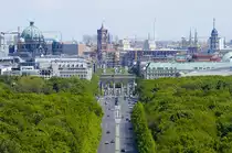 Berlin - Blick auf Stra�e des 17. Juni und Brandenburger Tor von der Siegess�ule. Im Hintergrund: Berliner Dom und Rotes Rathaus. Palast der Republik wurde damals abgebaut. Aufnahme: 4. Mai 2008.