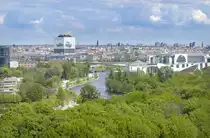 Berlin - Blick auf Tiergarten und von der Siegess�ule. Im Hintergrund: Berlin-Mitte. Rechts: Das Regierungsviertel mit dem Bundeskanzleramt. Aufnahme: 4. Juli 2008.