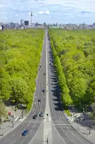 Berlin - Blick auf Stra�e des 17. Juli und Gro�er Tiergarten  (in �stlicher Richtung) von der Siegess�ule. Im Hintergrund: Berlin-Mitte. Aufnahme: 4. Mai 2008.