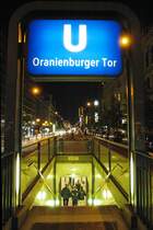 Die Treppe zum U-Bahnhof Oranienburger Tor in Berlin. Vom 13. August 1961 bis zum 1. Juli 1990 war er ein sogenannter Geisterbahnhof, die U-Bahn hielt nur an der Friedrichstrae. Aufnahme: 2. Mai 2008.