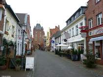 Klever Strae und das innere Klever Tor in der Vorweihnachtszeit in Xanten (Kreis Wesel, NRW, Dezember 2012)