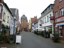 Klever Stra�e und das innere Klever Tor in der Vorweihnachtszeit in Xanten (Kreis Wesel, NRW, Dezember 2012)
