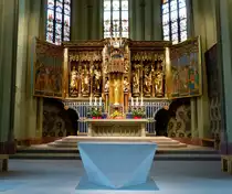 Neustadt, der kunstvolle, holzgeschnitzte Hauptaltar im St.Jakobusm�nster, Juli 2015