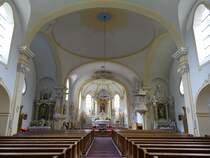 Bayerisch Eisenstein, Innenraum der Pfarrkirche St. Johannes Nepomuk, Kanzel und Hochaltar von Bruno Diamant (24.05.2015)