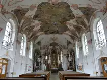Frauenau, Maria Himmelfahrt Kirche, Hochaltar mit Altarbild von Carl Gasteiger, Seitenalt�re von Benjamin Schreiter, Fresken von Franz Anton Rauscher, Stuck von 
Melchior Modler (24.05.2015)