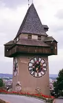 Grazer Uhrturm (digitalisiertes Negativfoto) ist ein 28 Meter hoher Turm. Er steht auf dem Schlo�berg und ist das Wahrzeichen von Graz. Aufnahme: Juli 1984.