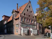 Gasthaus Pons  �lteste Kneipe L�neburgs , ehemaliger Ausschank  Alt-L�neburger Bierstube  der Braunbier-Brauerei H. Luhmann, auf der Salzstra�e am Wasser, Ecke L�ner Str. , direkt am Ilmenau-Radweg gelegen; 27.10.2015

