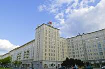 Der lngere, Friedrichshainer Abschnitt der Berliner Karl-Marx-Allee ist durch Wohnblcke des auch als „Zuckerbckerstil“ bezeichneten Sozialistischen Klassizismus aus den 1950er Jahren geprgt. Aufnahme: 3. Mai 2008.