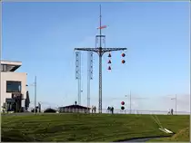 Bremerhaven. Der 1903 errichtete Wasserstandsanzeiger am Weserdeich war bis 1973 in Betrieb. Die Stellung der aufgeh�ngten Kegel und B�lle zeigte der Schifffahrt den Wasserstand �ber Seekartennull an. Seit 1976 steht der Wasserstandsanzeiger unter Denkmalschutz, heute ist er Eigentum des Deutschen Schiffahrtsmusems. In den Jahren 2013/14 wurde er grundlegend restauriert. 25.10.2015