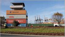 Bremerhaven. Der Container-Aussichtsturm steht an der Nordschleuse und bietet von seiner Aussichtsplattform in 12,5 m Hhe einen hervorragenden berblick ber die berseehfen von Bremerhaven. 25.10.2015