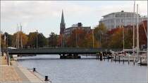 Bremerhaven. Die 1862 gebaute Drehbrcke ber den Hauptkanal ist die lteste Brcke der Stadt. Hinter der Brcke liegen die Liegepltze des Weser Yacht Clubs. 25.10.2015
