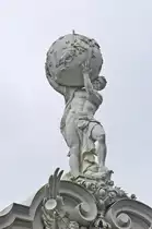 Atlas-Skulptur auf der S�dfassade vom Schloss Linderhof. Aufnahme: August 2008.