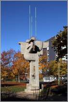 Bremerhaven.  Memento Maris  heit die 15 m hohe Groplastik des Bildhauers Gerhart Schreiter (1909 bis 1974). Sie wurde 1968 auf dem 1937/38 zugeschtteten Stichkanal zum Holzhafen aufgestellt. 25.10.2015