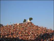 Zu den herausragenden Ereignissen in Karlsruhe gehrt  Das Fest , das alljhrlich im Sommer in der Gnther-Klotz-Anlage stattfindet. Dabei handelt es sich um die grte kostenlose Open-Air-Veranstaltung in Deutschland. Im Bild ist der sogenannte Rodelhgel in der Gnther-Klotz-Anlage zu sehen, von dem aus die Haupttribne am besten zu sehen. Dementsprechend ist er stets gut mit Zuschauern bedeckt. Die Aufnahme wurde am 19.07.2003 gemacht. 