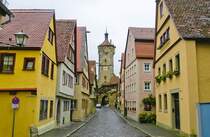 Rothenburg ob der Tauber - Klingengasse mit Klingenturm. Aufnahme: August 2008.