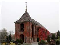 Wittmund-Carolinensiel. Die Deichkirche wurde 1776 errichtet. Sie ist die einzige Kirche an der Kste, die auf einem Deich steht. Den getrennt stehenden Glockenturm krnt ein Schwan, das Symbol der Lutheraner. 27.10.2015