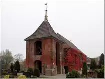 Wittmund-Carolinensiel. Die Deichkirche wurde 1776 errichtet. Sie ist die einzige Kirche an der K�ste, die auf einem Deich steht. Den getrennt stehenden Glockenturm kr�nt ein Schwan, das Symbol der Lutheraner. 27.10.2015