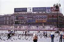 Piazza del Duomo in Mailand. Aufnahme: Juli 1984 (digitalisiertes Negativfoto).
