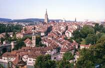 Blick auf die Berner Altstadt von Aargauerstanden. Datum: Juli 1984 (digitalisiertes Negativfoto).