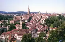 Blick auf die Berner Altstadt von Aargauerstanden. Datum: Juli 1984 (digitalisiertes Negativfoto).