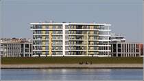 Bremerhaven. Das neue Wohnhaus  Weser view  steht direkt hinter dem Deich. Entworfen wurde es von Architekten und Gutachter Wiedenroth, Bremerhaven. 06.04.2015