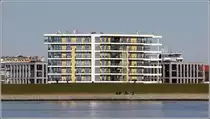 Bremerhaven. Das neue Wohnhaus  Weser view  steht direkt hinter dem Deich. Entworfen wurde es von Architekten und Gutachter Wiedenroth, Bremerhaven. 06.04.2015