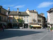 Seit der Durchgangsverkehr vom Marktplatz in Domodossola verbannt wurde, ist der Platz eine Oase der Ruhe. Das schmutzige Grau der Huser ist freundlichen Pastellfarben gewichen und Straencafes laden zum verweilen ein. 
September 2007 