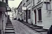 Weisse Holzh�user in der Altstadt von Stavanger. Aufnahme: Juli 1985 (digitalisiertes Negativfoto).