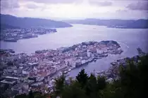 Bergen vom Fl�yen aus gesehen. Aufnahme: Juli 1985 (digitalisiertes Negativfoto).