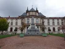 Luneville, Rathaus mit Weltkriegsdenkmal am Place Hotel de Ville (25.10.2015)