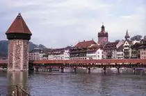 Kapellbr�cke �ber der Reuss und die Luzerner Altstadt. Aufnahme: Juli 1984 (digitalisiertes Negativfoto).
