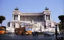 Rom - Das Denkmal f�r Vittorio Emanuele II (Vittoriano) - frontal. Aufnahme: Juli 1984 (digitalisiertes Negativfoto).