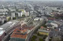 Berlin-Friedrichshain und die Spree vom Fernsehturm aus gesehen. Aufnahme: April 2009.