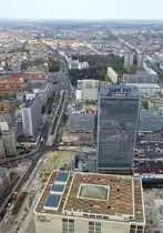 Blick vom Berliner Fernsehturm in nord-�stlicher Richtung. Die gro�e Stra�e im Bild ist die Prenzlauer Allee. 
Aufnahme: April 2007.