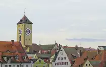 Blick von der Eisernen Br�cke: Regensburger Dom und Hausd�cher in der Innenstadt von Regensburg. Aufnahme: Juli 2008. 