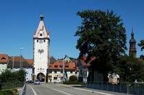 Gengenbach im Kinzigtal, Blick von der Brcke ber die Kinzig auf die Altstadt mit dem Kinzigtor, Aug.2015