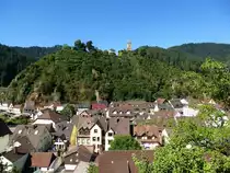 Hornberg im mittleren Schwarzwald, Blick vom hochgelegenen Bahnhof der Schwarzwaldbahn auf die Stadt und die Burgruine, Aug.2015