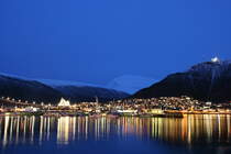 Blick vom Hafen von Troms zur Eismeerkathedrale und der Fjellstua; 06.11.2015