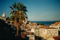 Blick auf das rote D�chermeer von Alfamain Lissabon. Aufnahme: Juli 1986 (digitalisiertes Negativfoto).