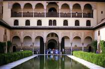 Garten- und Teichbereich der Stadtburg Alhambra in Granada. Aufnahme: Juli 1986.