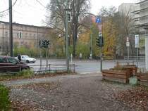 Hier endet der gemeinsame Rad- und Fu�weg durch den B�rgerpark. Das Einfahren auf die Fahrbahn ist hier nicht optimal gel�st, da man als Radfahrer sich nicht hinter der Ampel einordnen kann. Solche Verkehrspunkte f�hren h�ufig zu Missverst�ndnissen, da viele Verkehrsteilnehmer hier von einem regelwidrigen Verhalten des Radfahrers ausgehen. 2.11.2007