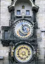 Die Prager Rathausuhr (tschechisch Pra�sk� orloj oder Staroměstsk� orloj) ist eine weltweit bekannte astronomische Uhr aus dem Jahr 1410, die sich in Prag an der S�dmauer des Altst�dter Rathauses befindet. Aufnahme: Juli 1990 (digitalisiertes Negativfoto).