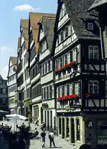 Alte Fachwerkh�user in der Kirchgasse in T�bingen. Aufnahme: Junin 1997 (digitalisiertes Negativfoto).