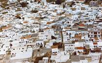 Die autofreie  Altstadt von Lindos von Akropolis aus gesehen. Aufnahme: April 1984 (digitalisiertes Negativfoto).