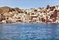Panorama von Symi. Die Insel liegt etwa 9 Kilometer westlich des türkischen Festlandes, 23 Kilometer nördlich der Insel Rhodos. Aufnahme: April 1984 (digitalisiertes Negativfoto).