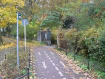 Und so ist man nun, als Radfahrer, der auch nicht benutzungspflichtige Radwege benutzt, auf einem solchen angekommen. Man wird in den B�rgerpark Pankow in Berlin geleitet. 2.11.2007