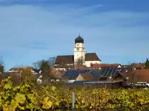 Kirchhofen im Markgr�flerland, die hochgelegene Pfarr-und Wallfahrtskirche  Mari� Himmelfahrt  ist das Wahrzeichen des Winzerortes, Nov.2015