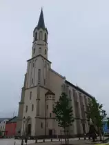 Freyung, neugotische Katholische Stadtpfarrkirche Mari� Himmelfahrt, Einschiffiger Wandpfeilerbau mit Hausteingliederung, Ostturm, erbaut von 1874 bis 1877 durch 
Architekt Tanera (24.05.2015)